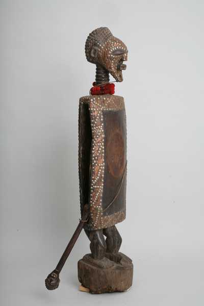 Songye(tambour), d`afrique : république dém. du Congo., statuette Songye(tambour), masque ancien africain Songye(tambour), art du république dém. du Congo. - Art Africain, collection privées Belgique. Statue africaine de la tribu des Songye(tambour), provenant du république dém. du Congo., 982/22.Splendide tambour Songyé avec son bâton de frappe; h.t.111cm.; la tête 29cm.; Le corps tambour 55cm.;pieds27cm. Bois, clous,tissu, des zigidas rouges autour du cou,des fibres.La tête est couverte de cuivre et des clous.La façade du tambour est entouré d